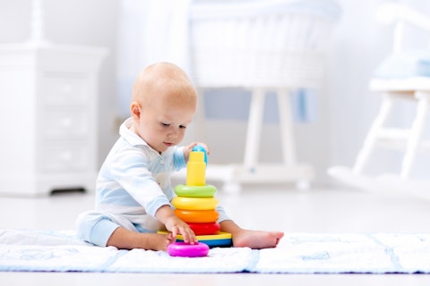Renkli oyuncak piramitle oynayan bebek