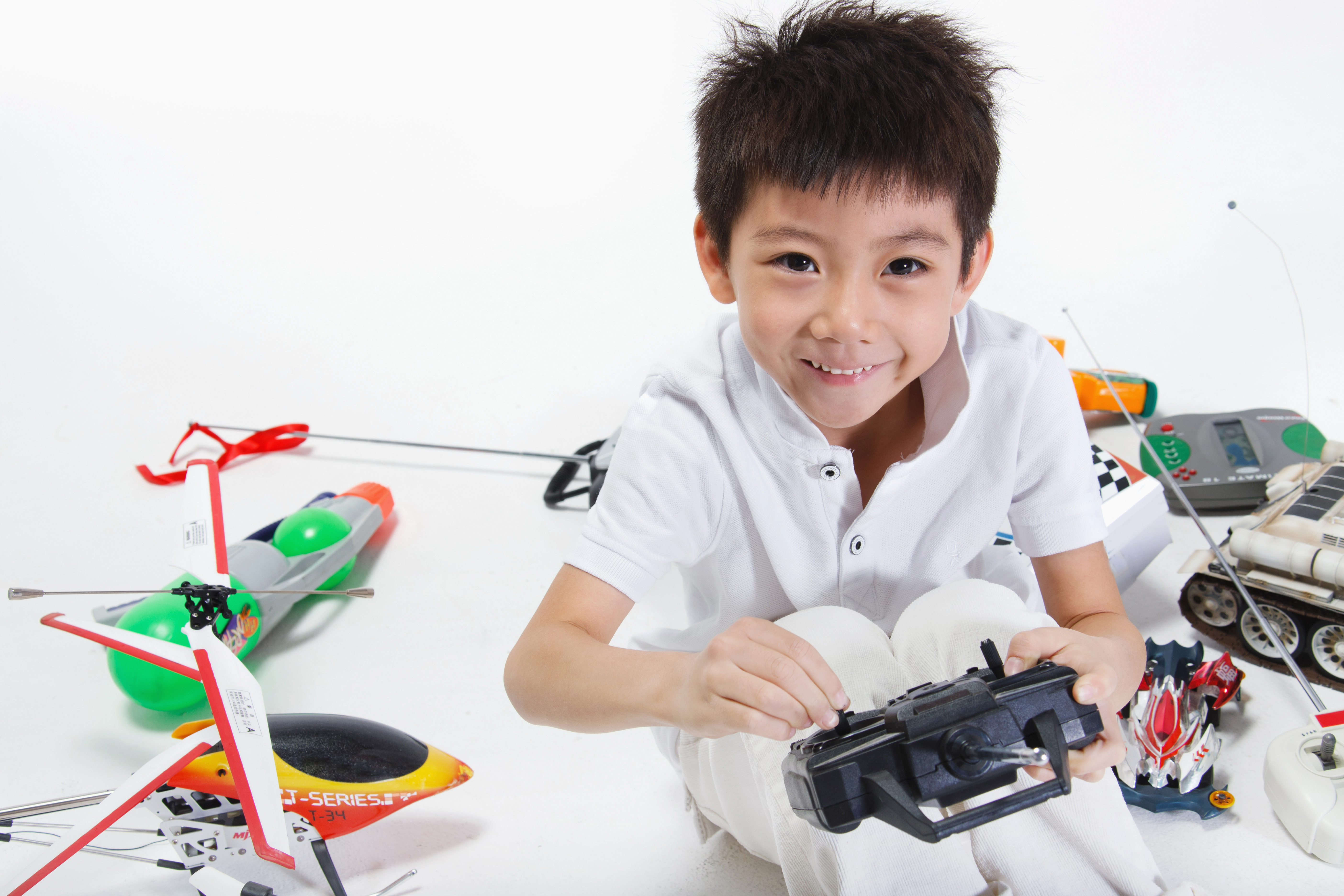 uzaktan kumanda kullanan çocuk