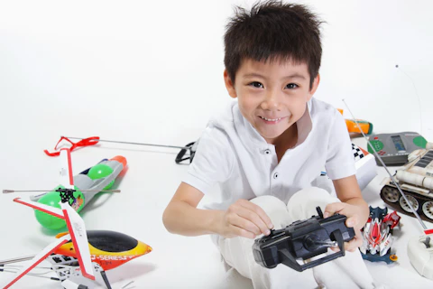 uzaktan kumanda kullanan çocuk