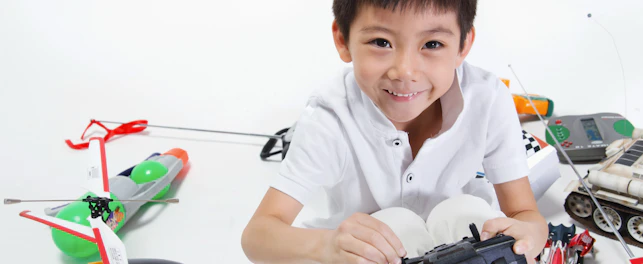 uzaktan kumanda kullanan çocuk