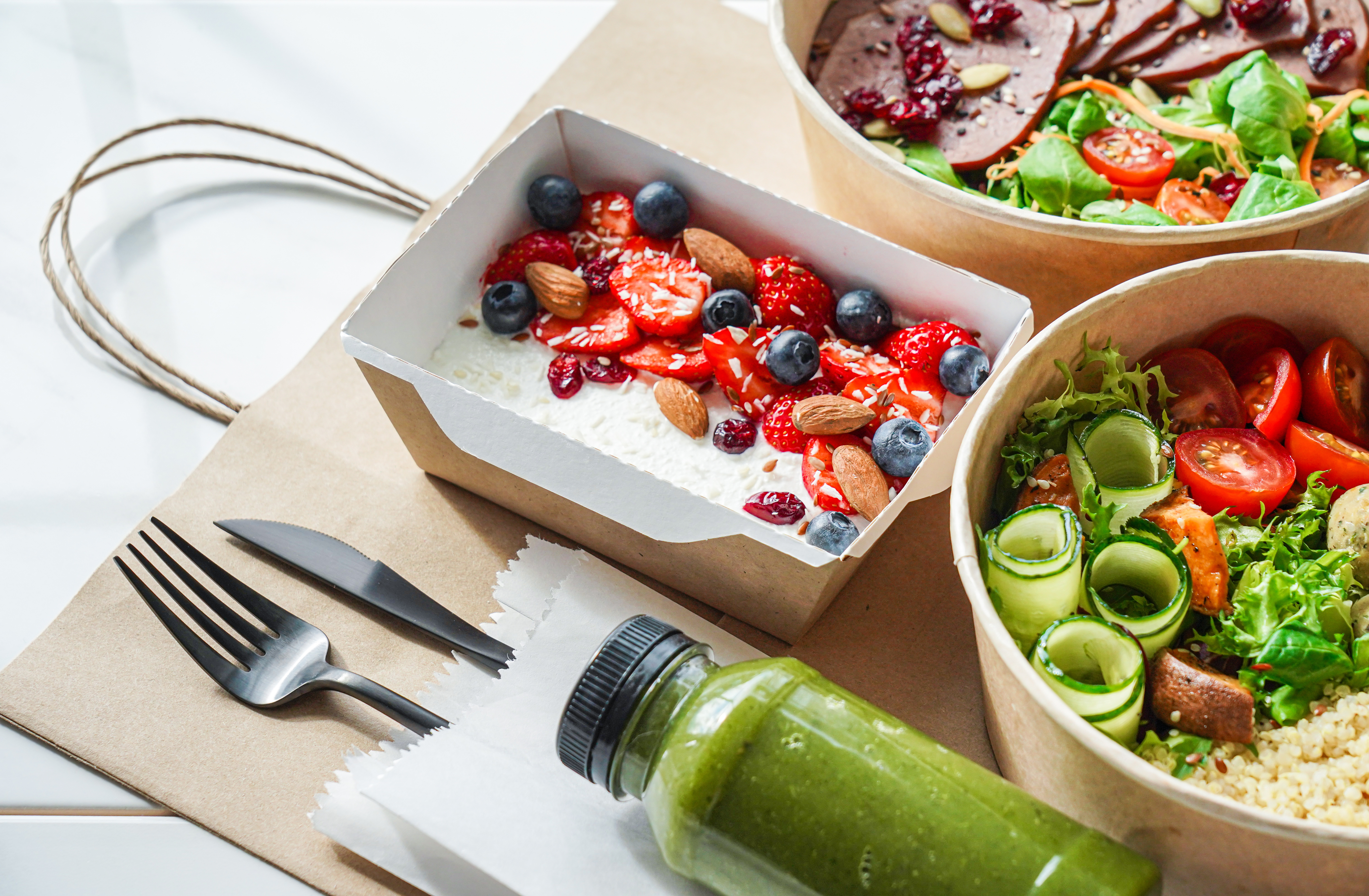 Yemek teslimatı için hazırlanan orijinal yemekler ve smoothieler