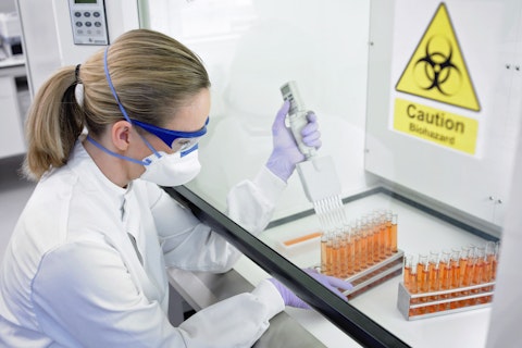 Laboratuvarda Test Tuplerini Dolduran Bilim Insani