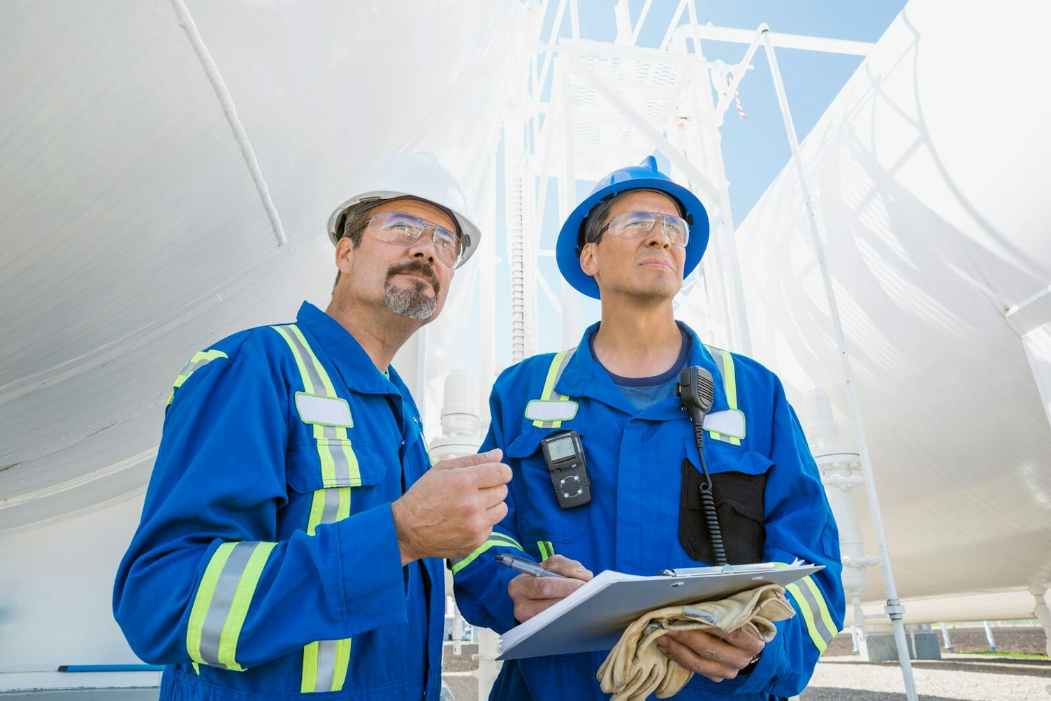 Ingineri care verifică amplasamentul instalației de gaz