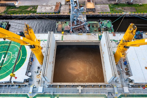 Grain into the bulk carrier tank