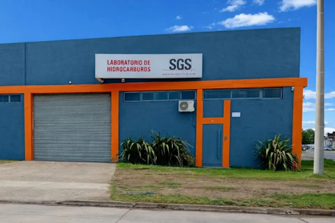 Exterior photo of SGS Crude Oil testing laboratory in Bahía Blanca, Argentina