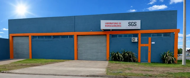 Exterior photo of SGS Crude Oil testing laboratory in Bahía Blanca, Argentina