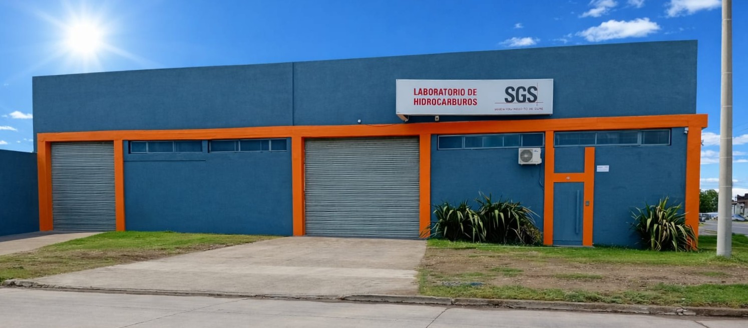 Exterior photo of SGS Crude Oil testing laboratory in Bahía Blanca, Argentina