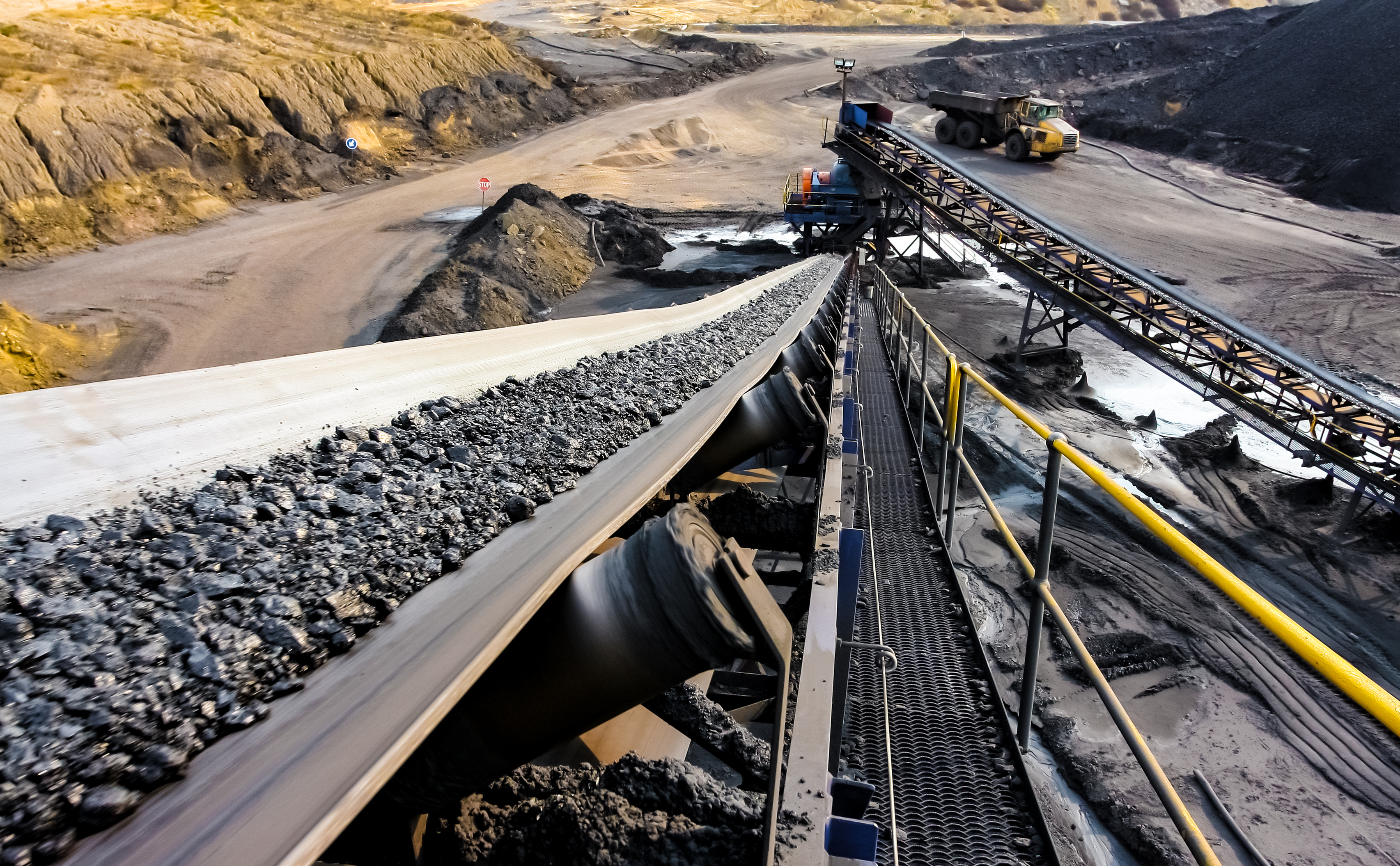 raw material transported on conveyor at mine site