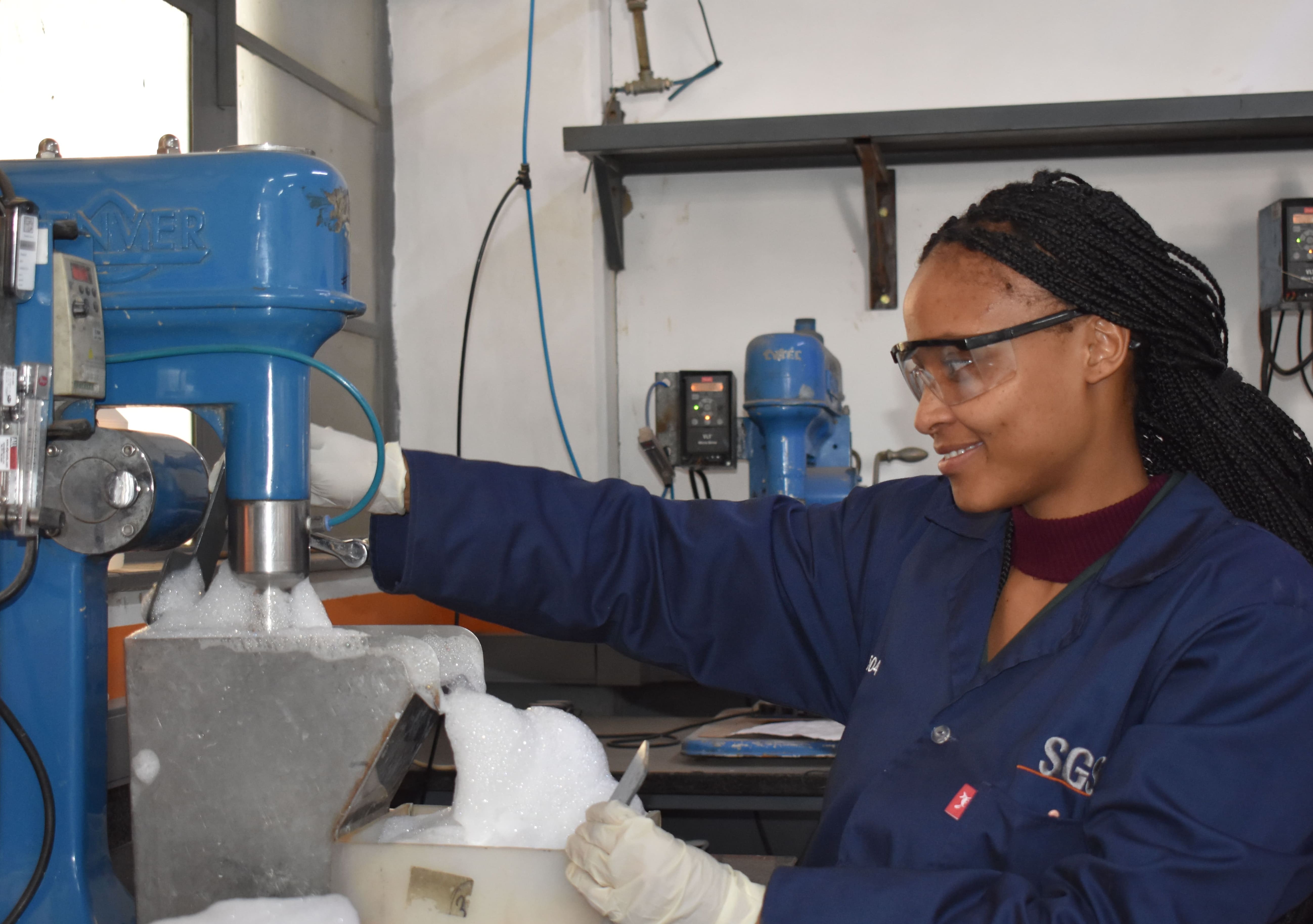 Trabajador de SGS con máquina de procesamiento