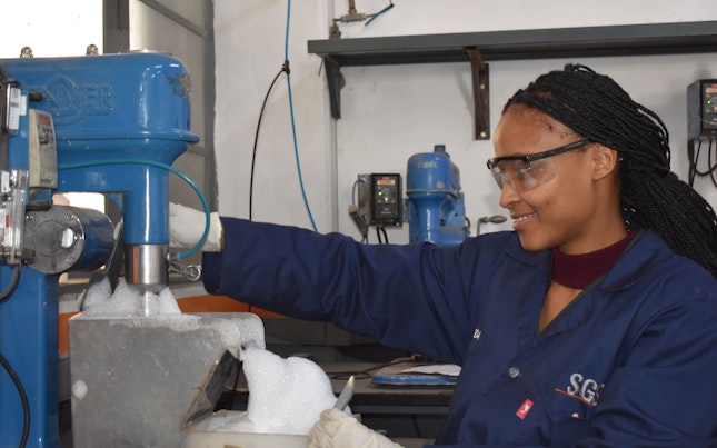 Empleado de SGS con máquina de procesamiento