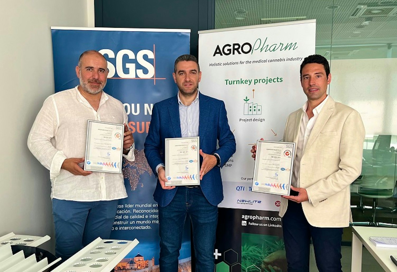 SGS entregando los certificados ISO 9001, ISO 14001 e ISO 45001 a Agropharm 