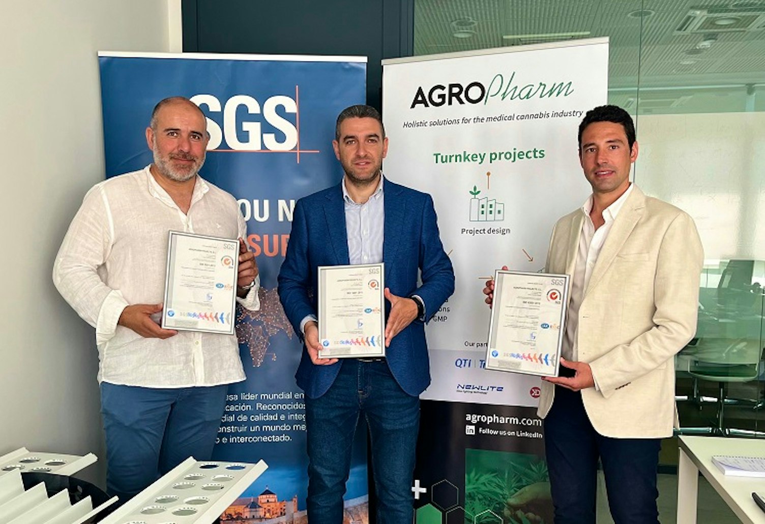 SGS entregando los certificados ISO 9001, ISO 14001 e ISO 45001 a Agropharm