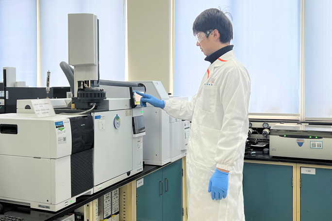 main feature Scientist Using Machine