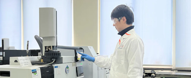 main feature Scientist Using Machine