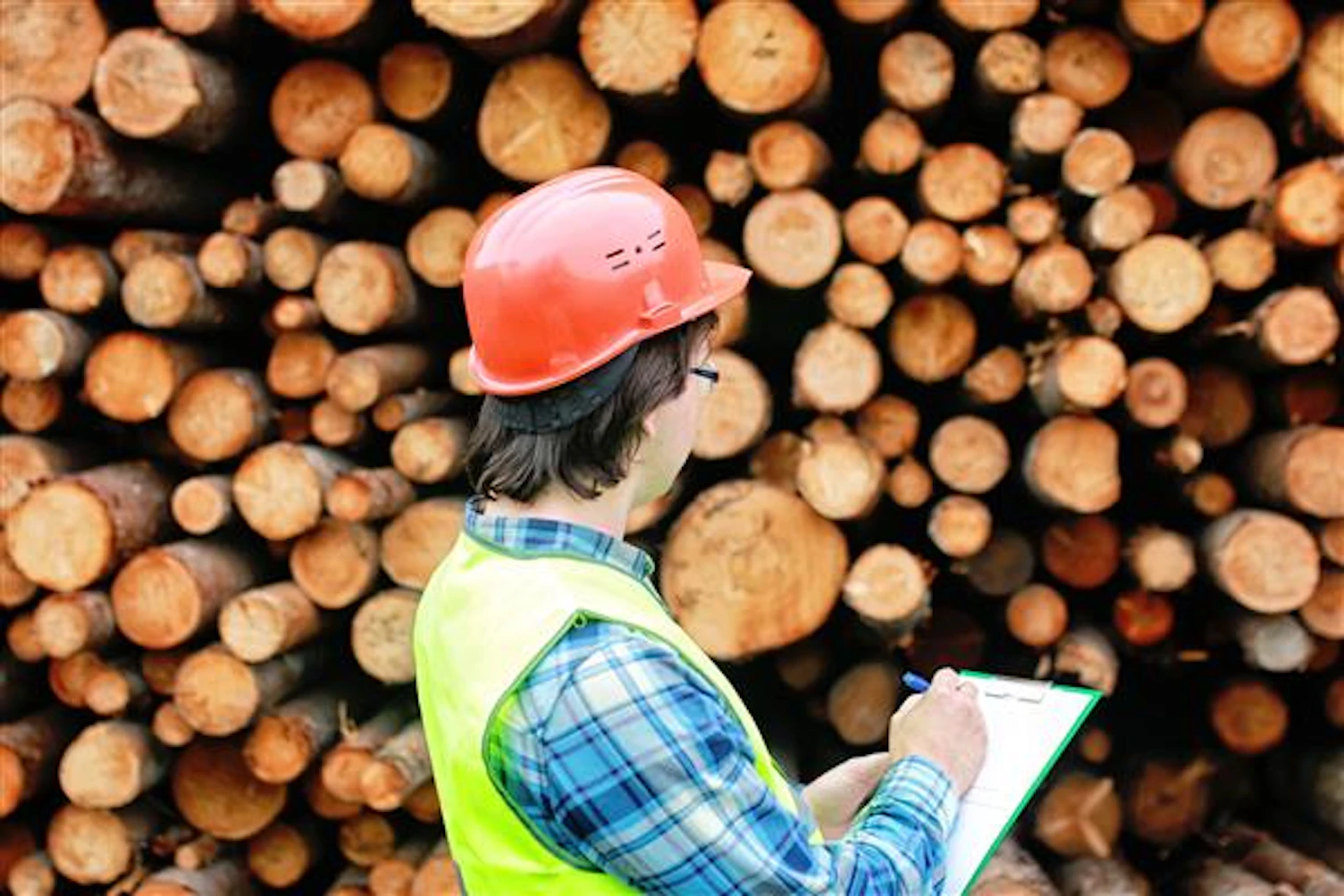 origforemanconsideringmaterialsandworkplanGetty857627948600x400