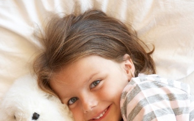 SGS CRS SafeGuardS Smiling young girl hugging a stuffed animal laying in bed 344x516 EN 17 V1