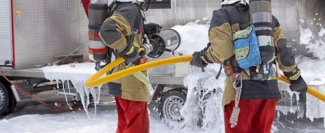İtfaiyeciler yangını köpükle söndürüyor