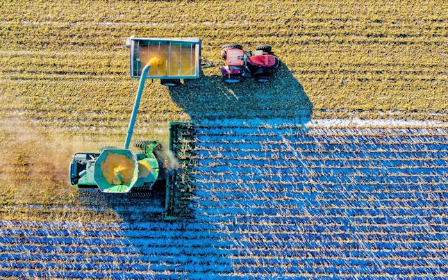 Mann mit externem Akku und Smartphone