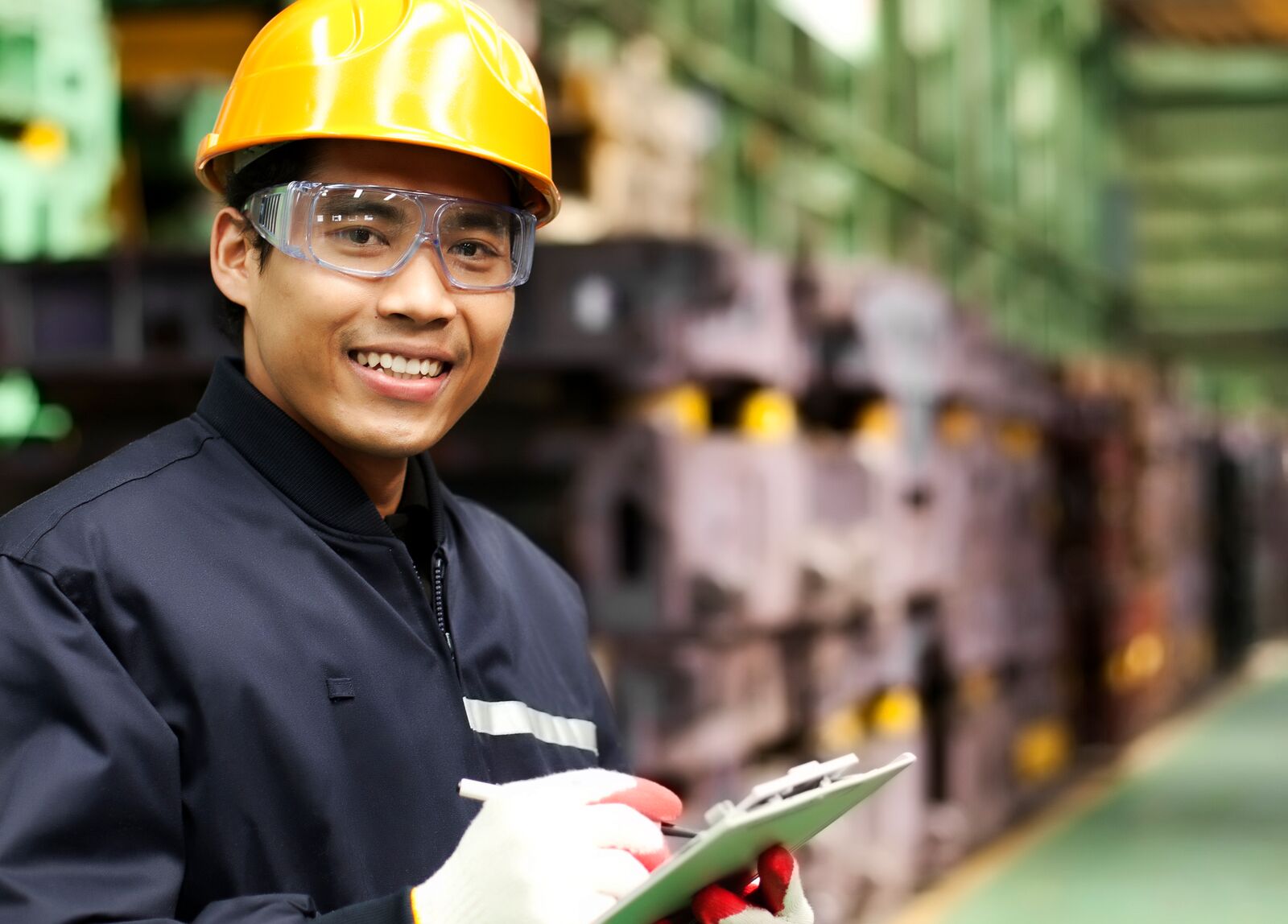 Ελεγκτής που διεξάγει επιθεώρηση σε εργοστάσιο