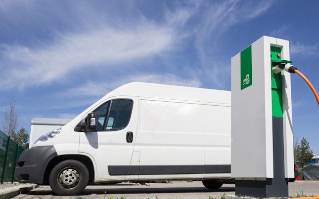 외장 배터리와 스마트폰을 들고 있는 남성