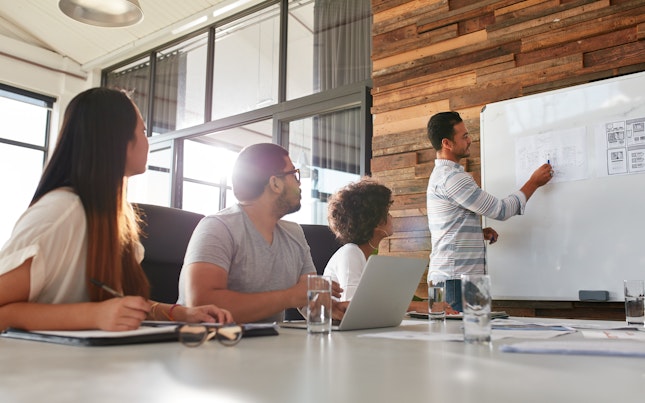 Un formateur durant une session de formation en groupe