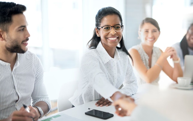 Mann mit externem Akku und Smartphone