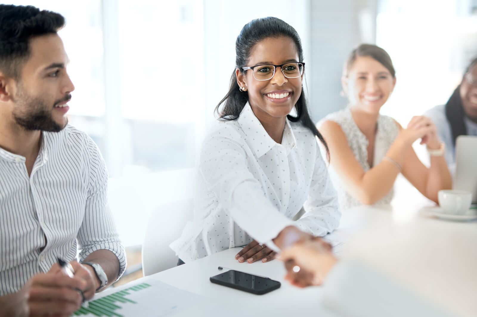 Hombre sosteniendo una batería externa y un smartphone 