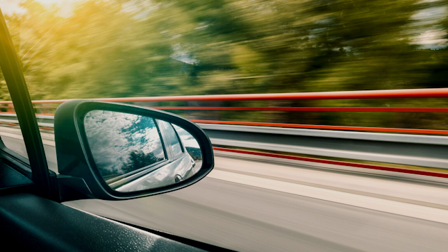 Automóvil en movimiento desde la vista de espejo