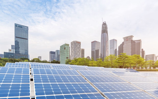 외장 배터리와 스마트폰을 들고 있는 남성