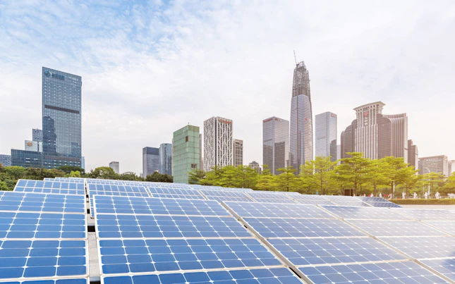 ผู้ชายกำลังถือแบตเตอรี่ภายนอกและสมาร์ทโฟน