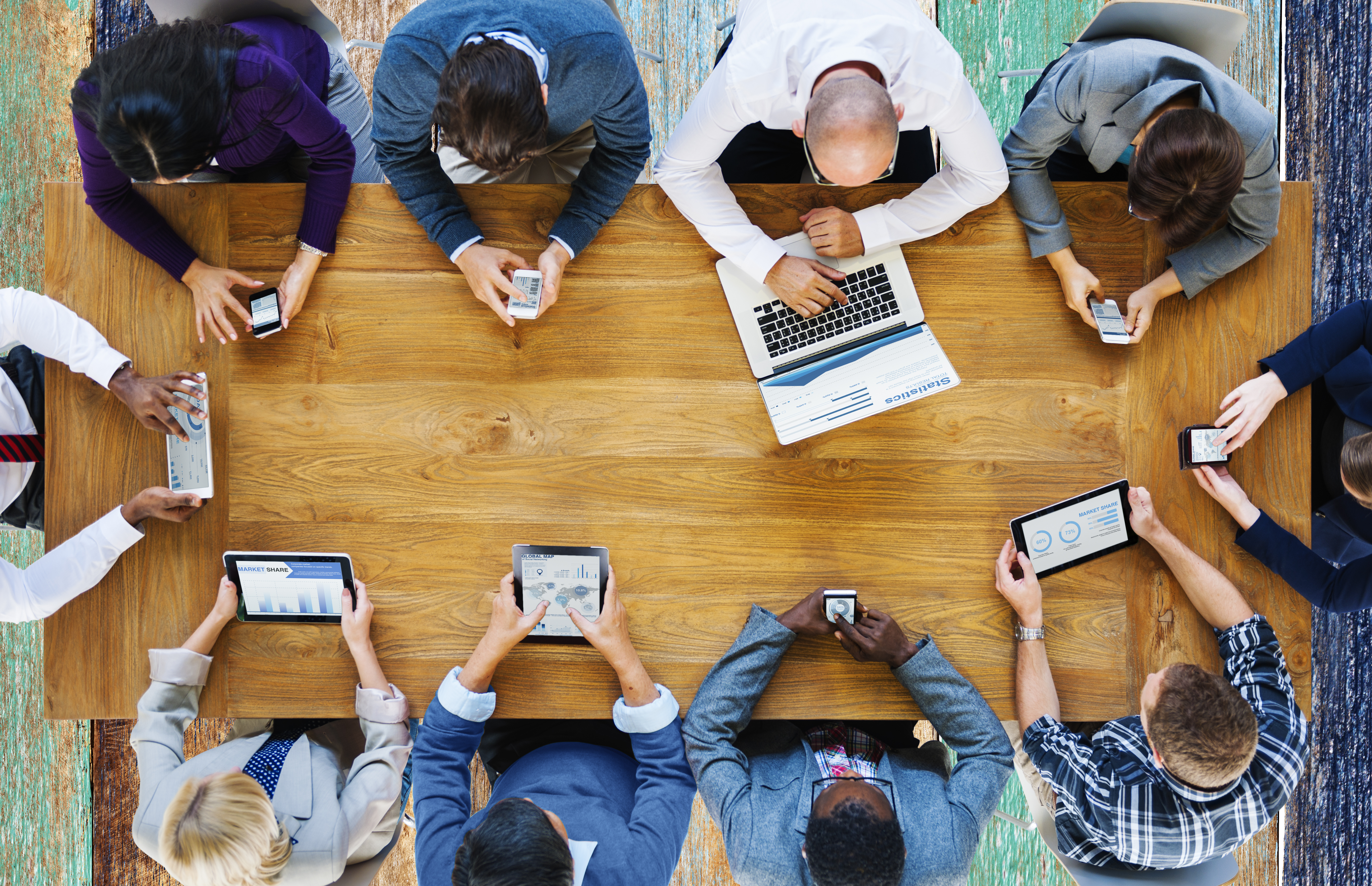 Werknemer die een tablet vasthoudt