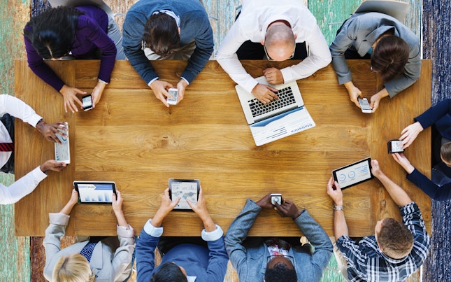 Werknemer die een tablet vasthoudt