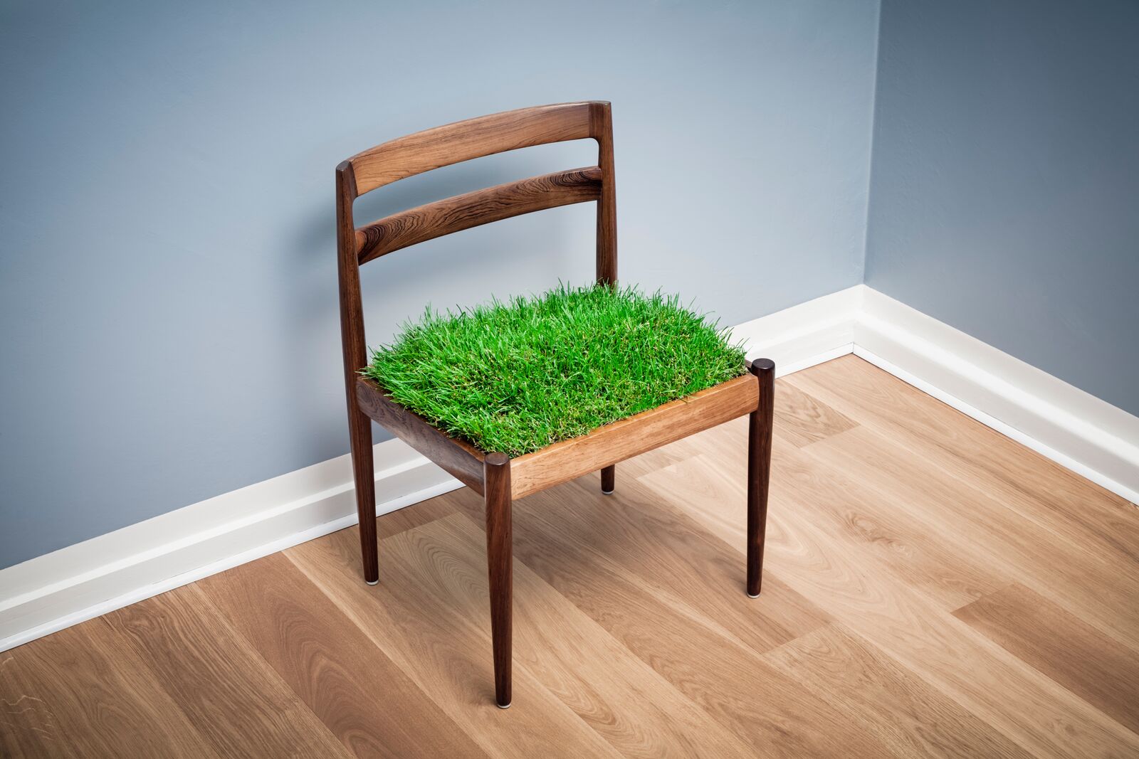 Aerogeneradores en la cima de una cordillera