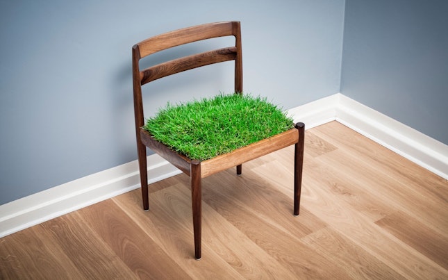 Turbiny wiatrowe na szczycie łańcucha górskiego