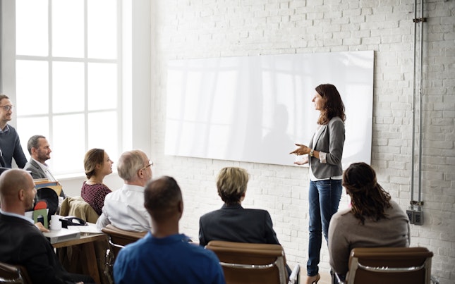 Pracownik terenowy posługujący się tabletem
