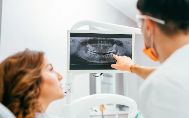 Los médicos comprueban los microorganismos en una pantalla gigante