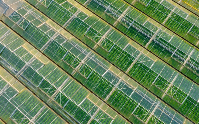 Turbinas eólicas no topo de uma cadeia de montanhas