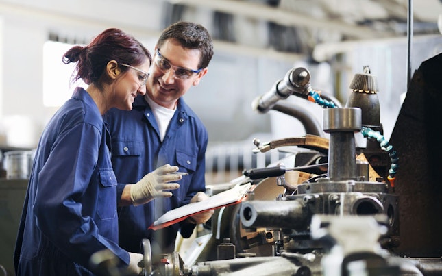 외장 배터리와 스마트폰을 들고 있는 남성
