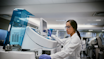 Mujer utilizando maquinaria en un laboratorio