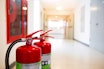 Equipos de emergencia contra incendios en un edificio público