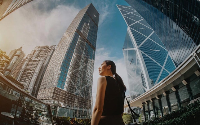 Fotografia com filtro fisheye de uma mulher a olhar para edifícios 