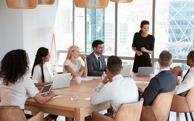 Réunion de groupe dans une salle de conférence