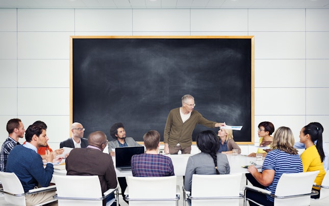 Trabajador de campo sosteniendo una tablet