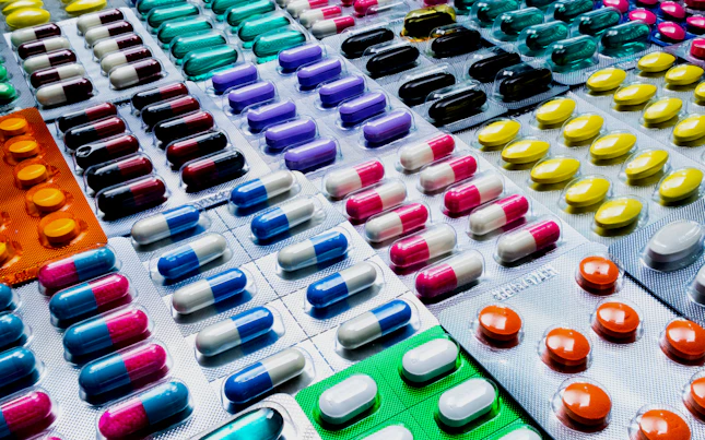 Paquets de médicaments colorés