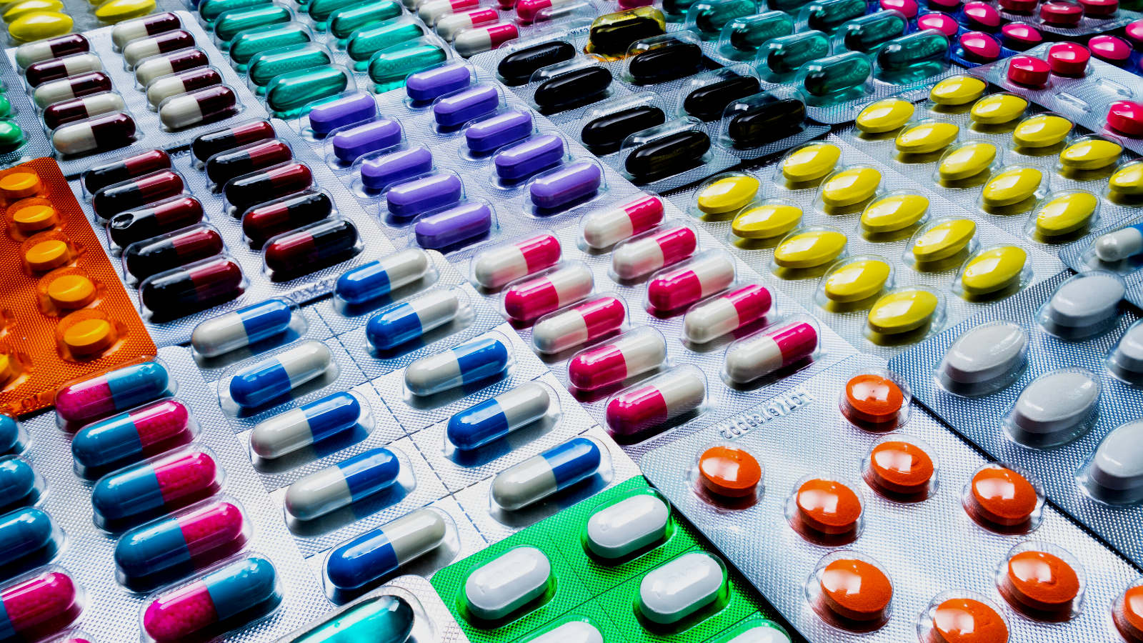 Paquets de médicaments colorés