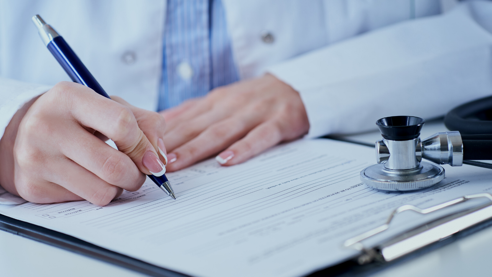 Médico escribiendo una prescripción