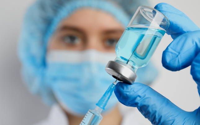 Estrazione di un flacone di vaccino.