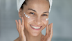 Mujer aplicándose crema facial