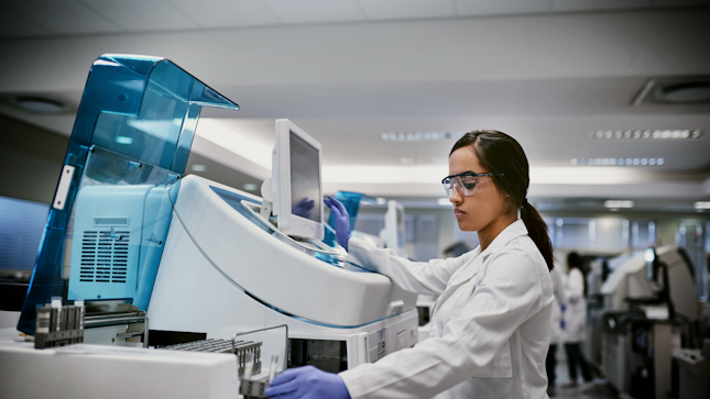 Heroína feminina usando máquinas em um laboratório