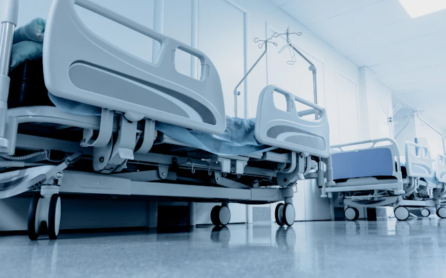 Krankenhausbetten auf dem Flur